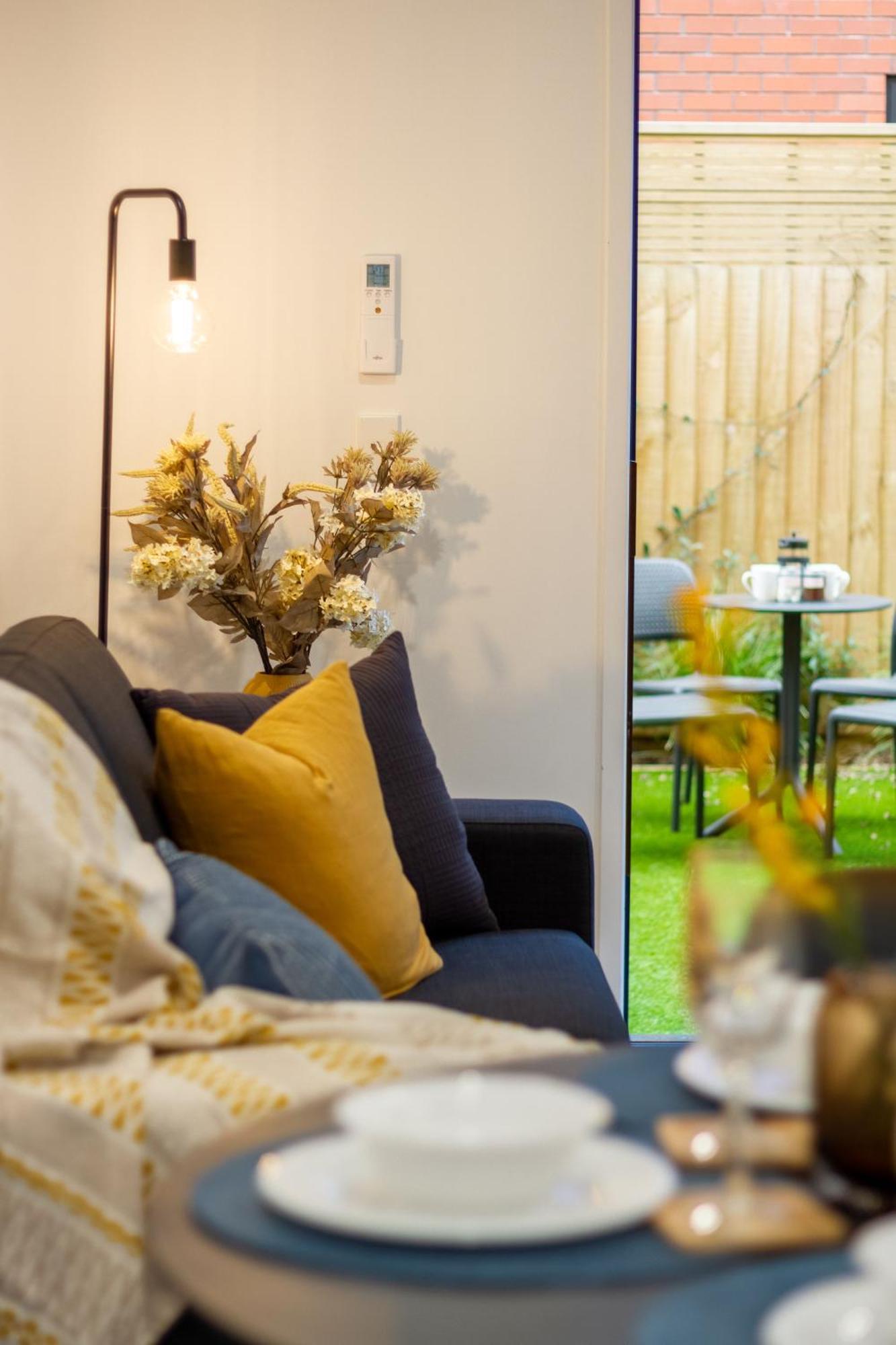 Executive On Lichfield Street - 2 Bed 2 Bath Apartment *